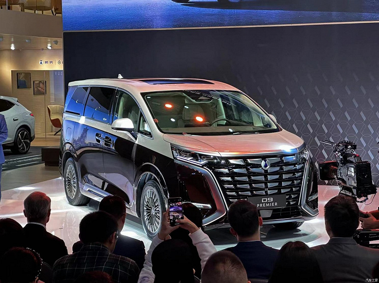 Dört tekerlekten çekişli ve yalnızca 6,7 ​​l/100 km tüketimli Lexus LM'nin Çin analogu. Dört kişilik minivan Denza D9 Premier Founding Edition, Guangzhou'da gösterildi - Dünyadan Güncel Teknoloji Haberleri